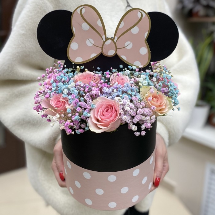 Гипсофила с нежной розой в коробке Микки Маус